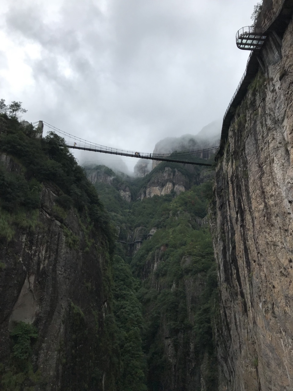 凌空伸出的玻璃栈道,锻炼和考验每个游客,陡峭险峻的悬崖上,一条栈道