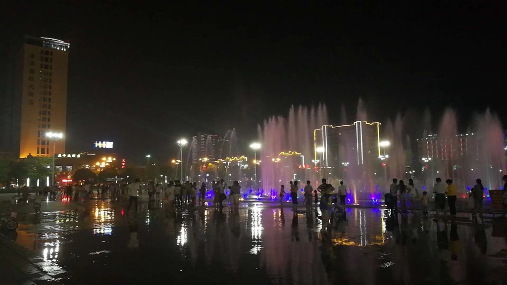 热闹的金溪县城