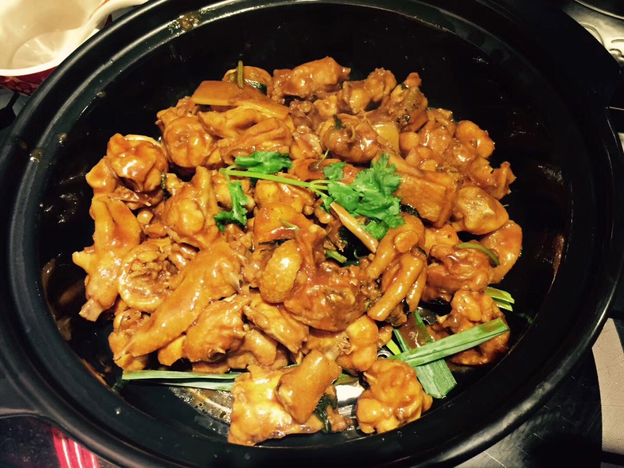 我们要了一个焖鸡和一个榴莲鸡煲,大家都说榴莲鸡煲比较好吃,很香的