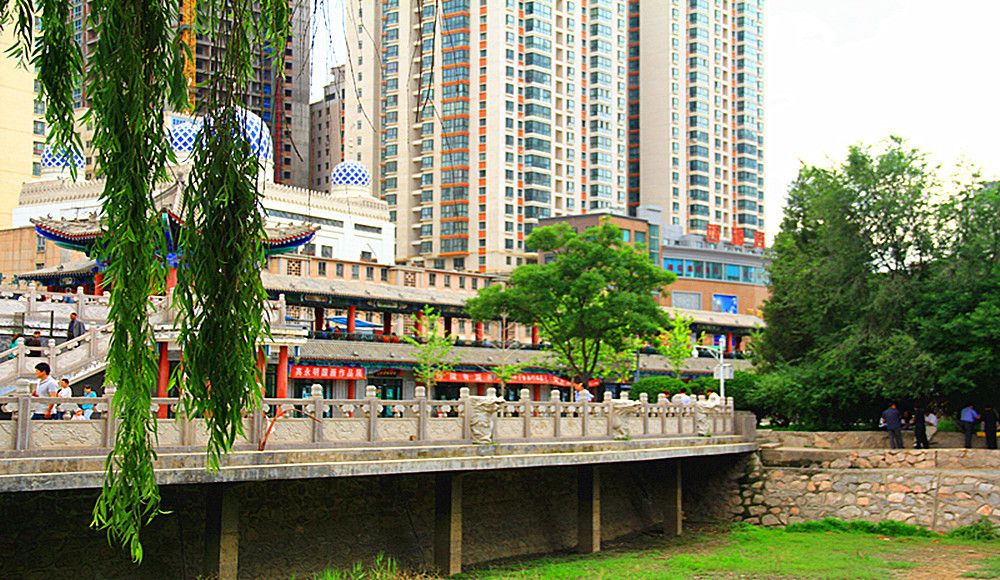号称兰州古八景之一,小西湖",又名"莲池夜月".