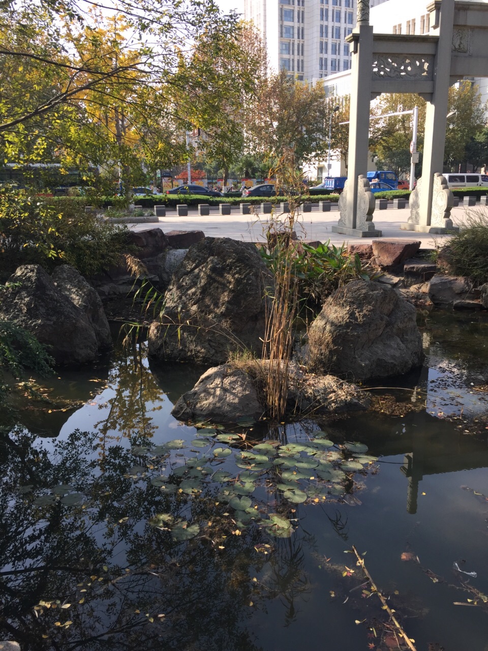 也叫"恨石,北固山大门口的景点,还未进北固山景区,不需要买门票就能