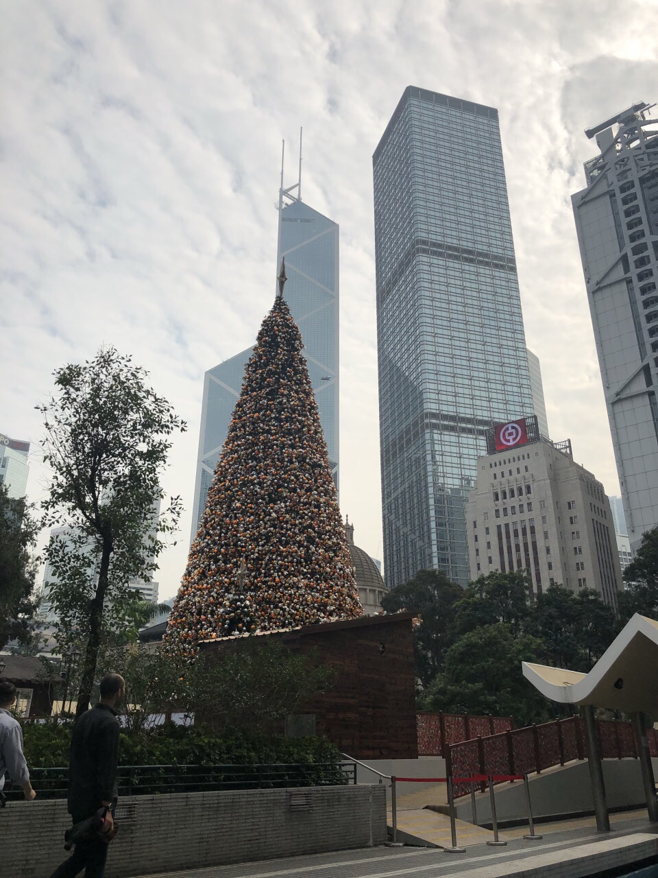 香港最著名也是最繁华的商业区之一,除了有大牌云集的置地广场等高档