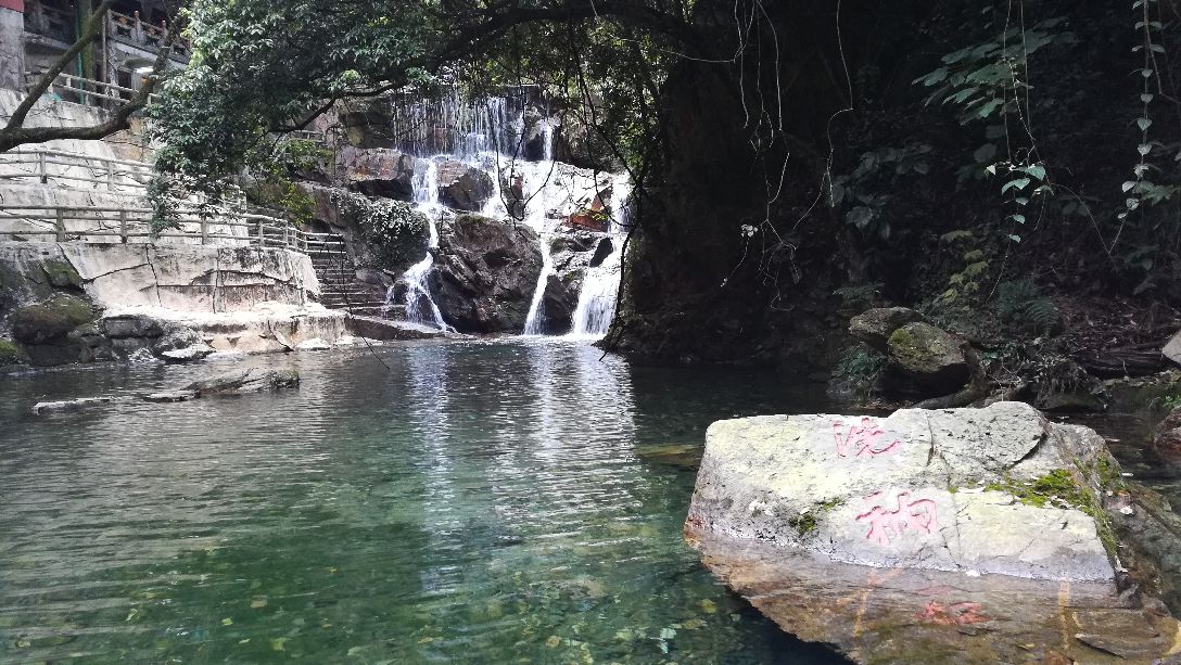 鼎湖山飞水潭,又名龙潭飞瀑,位于鼎湖山南半山腰,庆云古刹下东侧.