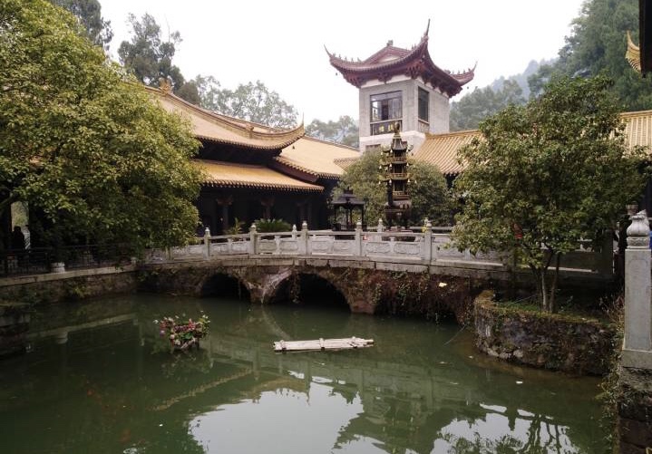 吉安青原山净居寺,古称安隐寺,唐开元二年(714),行思驻锡青原山,扩大