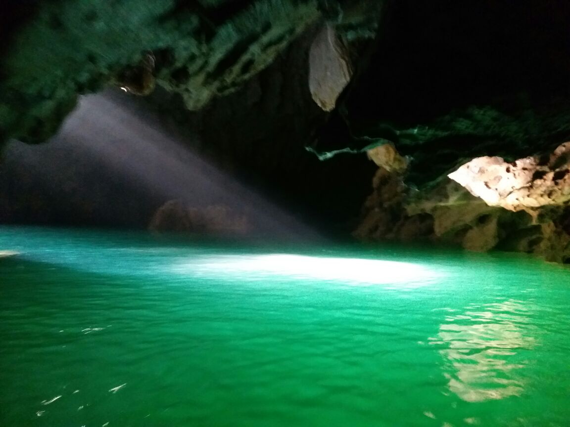 巴马百鸟岩