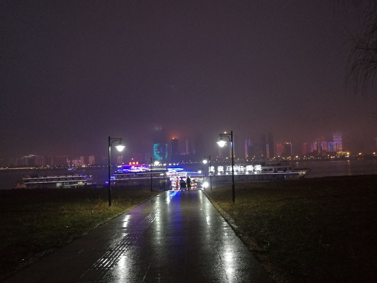 武汉武汉两江游览(夜游长江)景点,天气赶的不太好,一大早就下雨了
