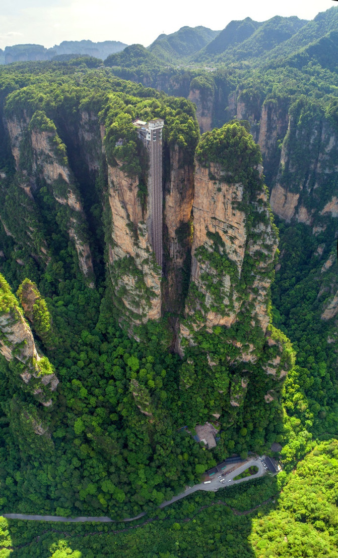 张家界悬崖上有部全暴露电梯,100层楼高,吸引了世界各地游客