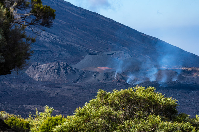 这是世界上不多的能近距离观赏的活跃火山,不禁遥想深夜漫山流红的
