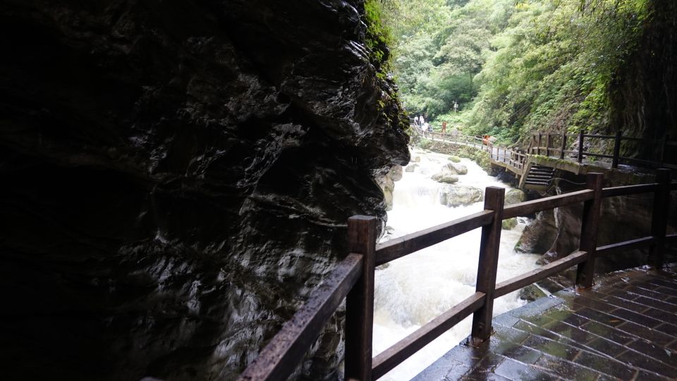 风景不错,天然氧吧,峡谷里行走的时候特别舒服,特别是浮桥很好.