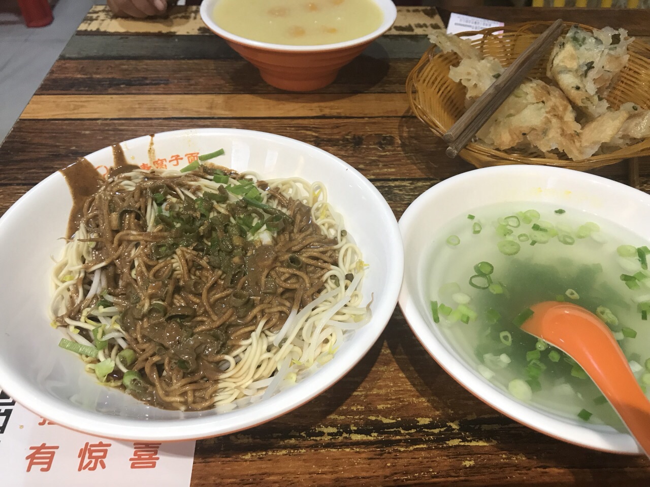 窝子面是特色美食也是邓州人喜欢的餐食夏天里面开空调凉快炎炎夏日为