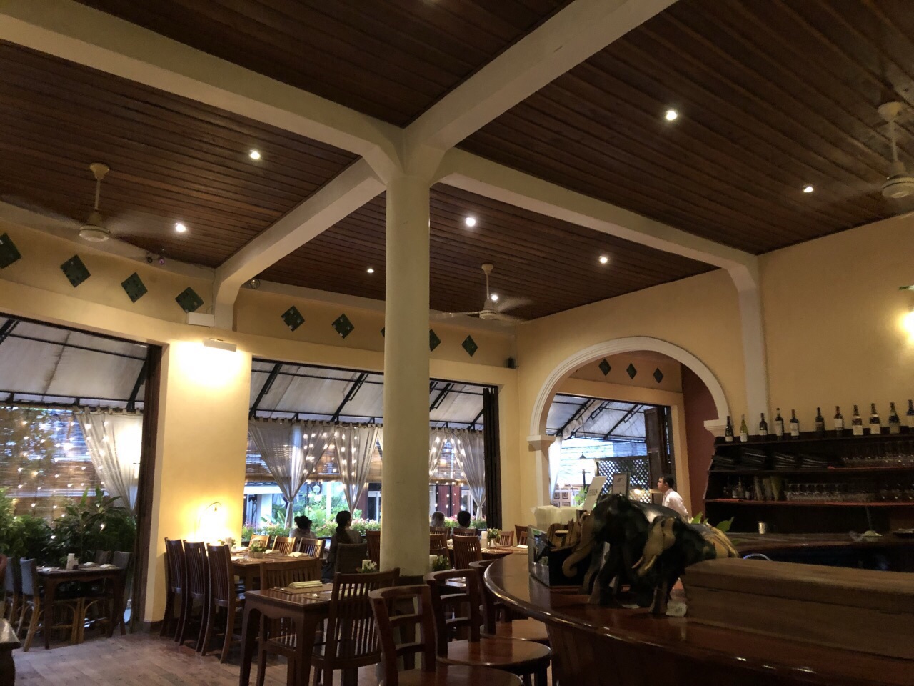 【携程美食林】琅勃拉邦l"elephant restaurant餐馆