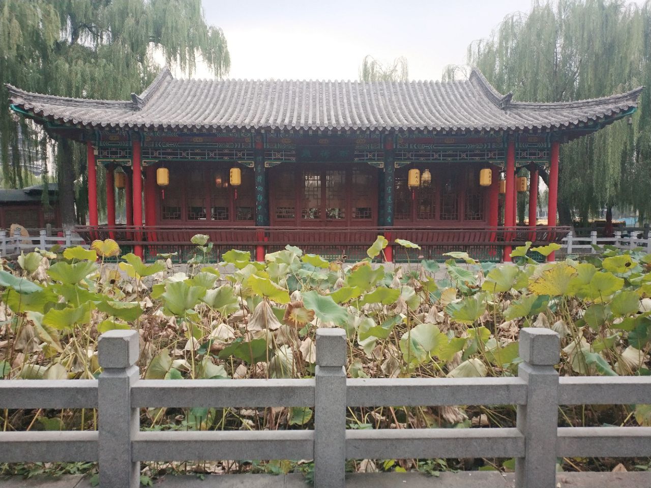 南丰祠,原名曾公祠,在济南天下第一泉风景区大明湖东北岸,北临汇波楼