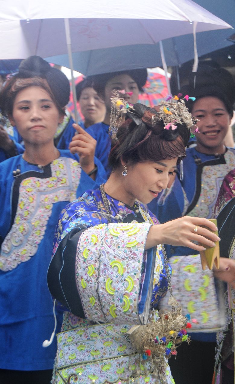 该县乐里镇及周边七十二寨的侗族同胞欢聚一堂,共同传统节日"六月六"