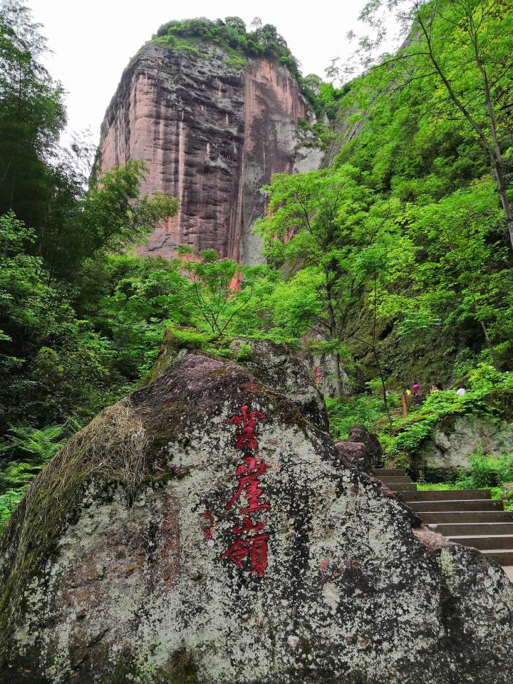 寨下大峡谷由悬天峡,通天峡,倚天峡三道峡谷环绕而成,是观赏丹霞地貌