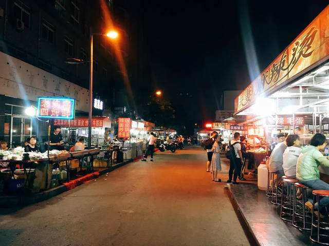 而秦皇岛刘庄夜市的海鲜大排挡一条街,来此品尝美食的人更是络绎不绝!