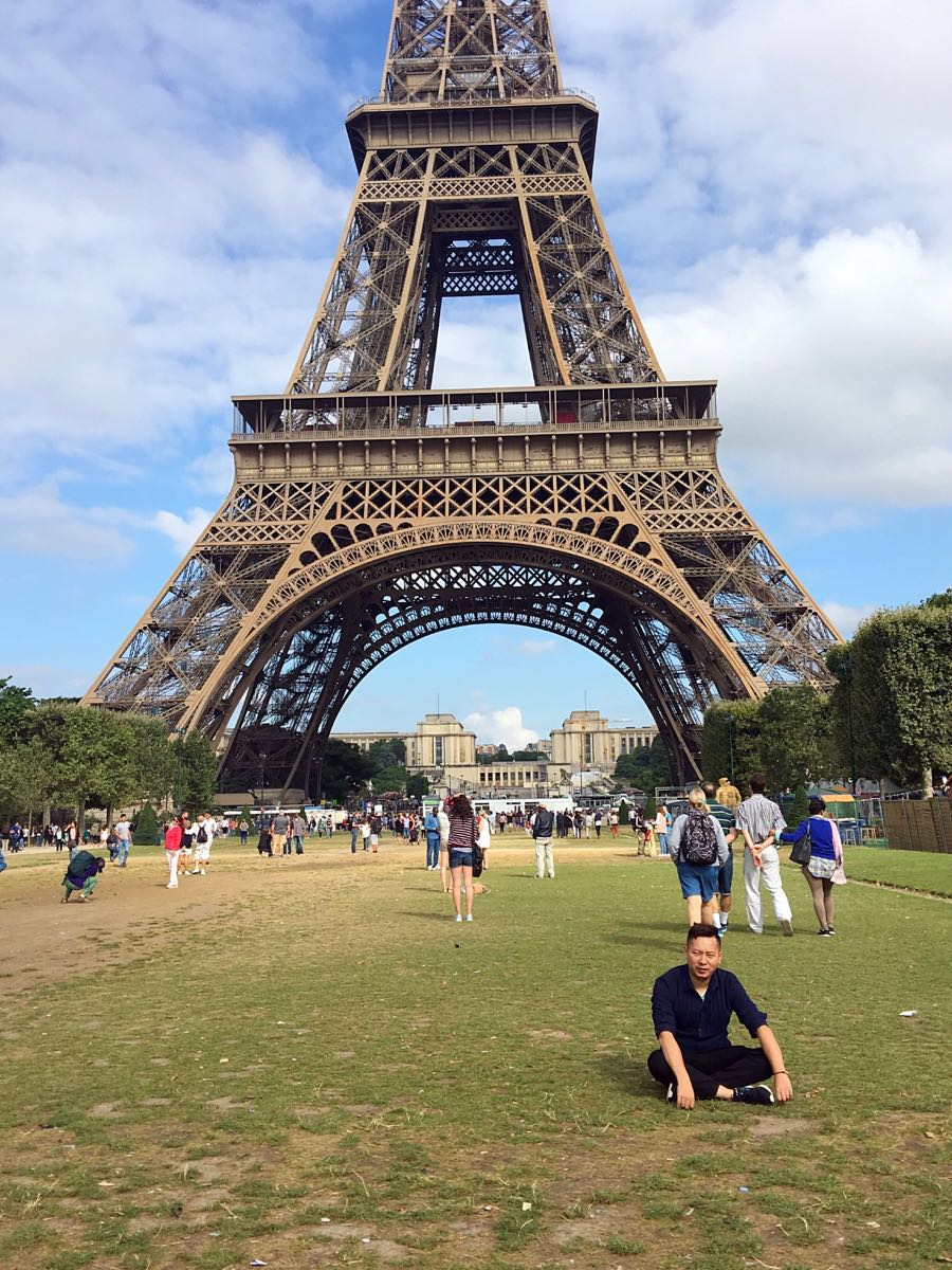 【携程攻略】巴黎埃菲尔铁塔景点,看起来不大,现实中很大,可以电梯