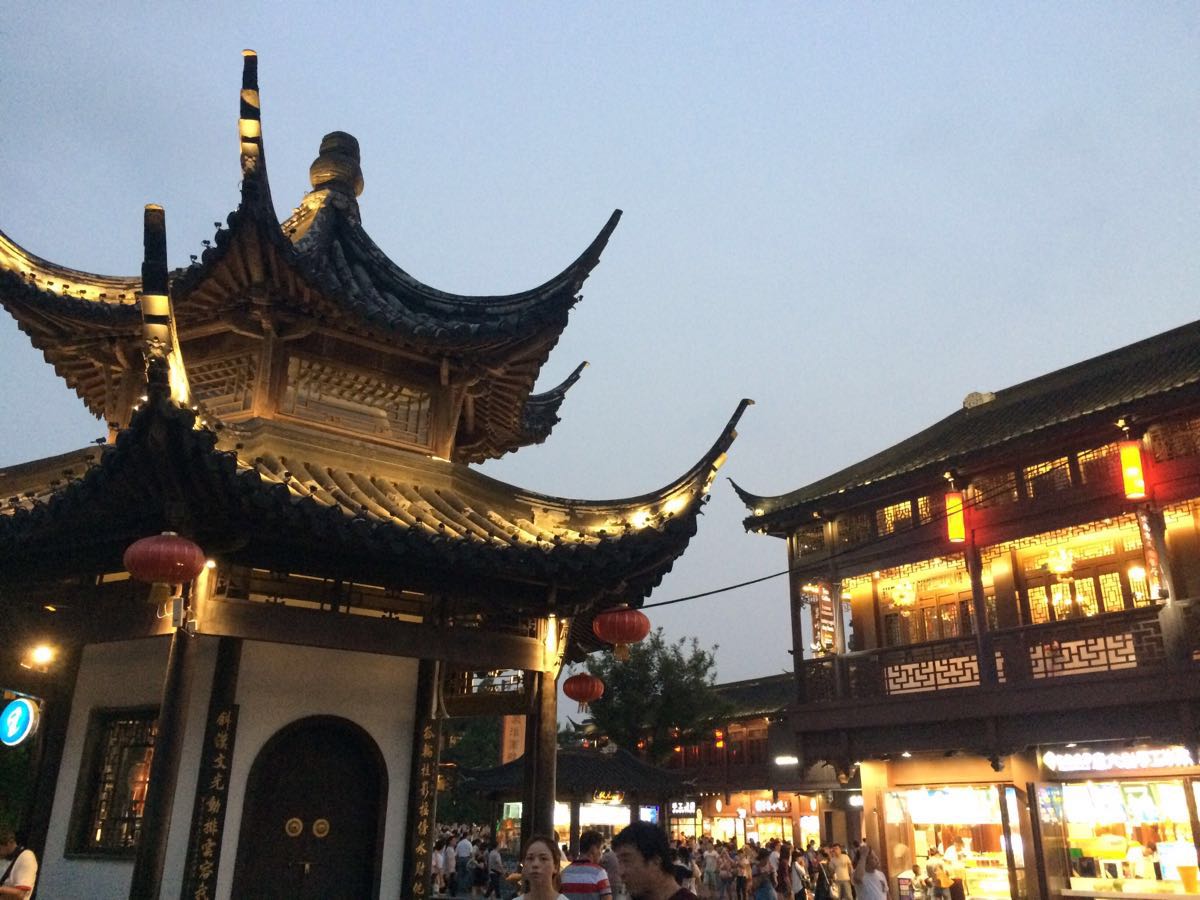 夫子庙始建于宋代,原是祀奉孔子的地方,后多次遭毁并重建。它与北京孔庙、曲阜孔庙、吉林文庙并称为中国四大文庙,去夫子庙可以到民间艺术大观园参观现场制作灯彩、剪纸、微雕等工艺品。值得一提的是,每年春节至元宵节期间夫子庙都会举行春节灯会,这个时候有很多展演活动,如雨花石展、古代礼仪文化展、古代雅乐表演等。