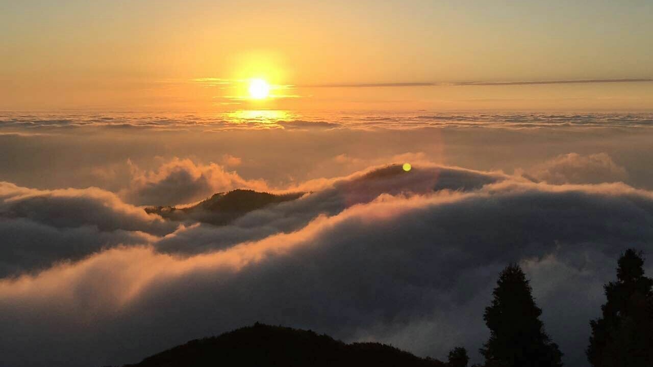 南岳衡山观日出 总以为是一轮红日喷薄而出,实际是日出前有红云显现