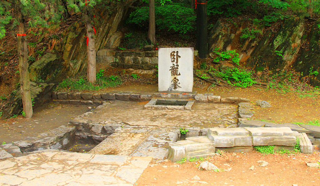 怪石嶙峋的山峪,北起清泉峡,南到飞来峰,西邻卧龙泉,东接翠竹园.