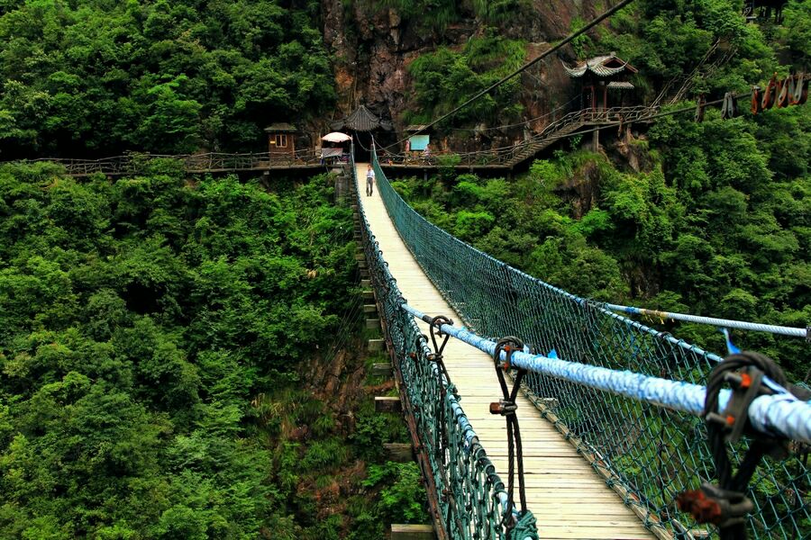 天脊龙门(原名龙门峡谷)是国家级森林公园,省级风景名胜区,国家aa级