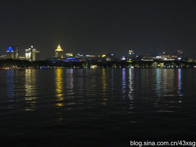 绕着西湖转一圈【13】——"平湖秋月"夜景美