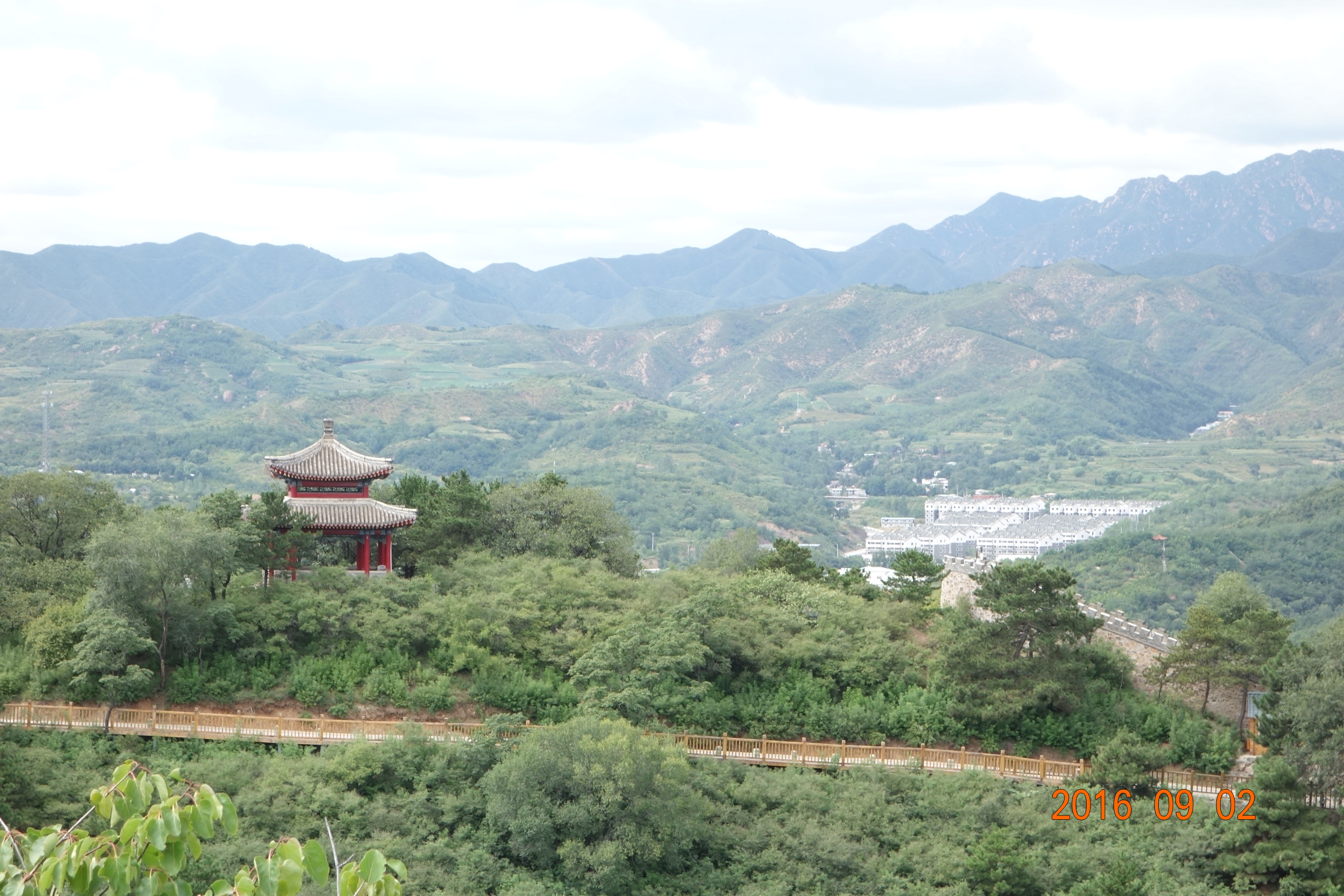 避暑山庄分宫殿区,湖泊区,平原区,山峦区四大部分,整个山庄东南多水