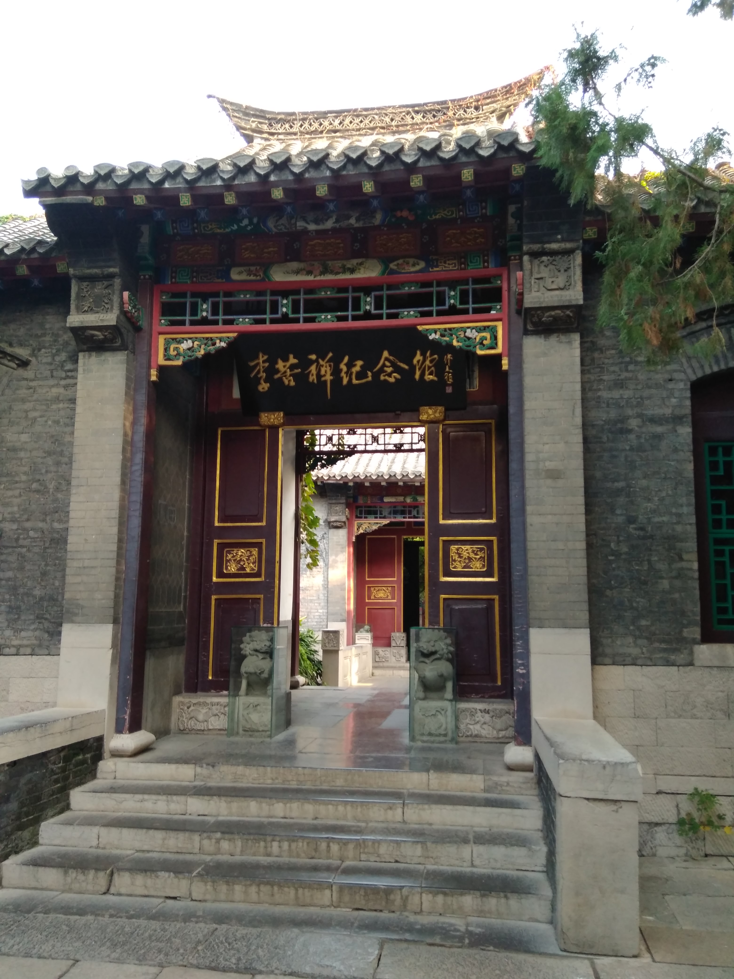 清明假期选择来到这里,人很多。这个季节来趵突泉,景色很美。趵突泉果然名不虚传,水很清澈。泉水碧蓝,泉眼不大,小小水珠汩汩流出,远处有石碑刻趵突泉三字,鲤鱼结对嬉戏。池边是凉亭和杨柳,不远处就有个大戏台,戏子台上绘声绘色演出,老人旅客台下驻足观赏。一个池子里养着海豹,小家伙很会和游客互动;李清照纪念堂也富有人文趣味。总的来说,与大明湖的辽阔相比,趵突泉以秀美为长