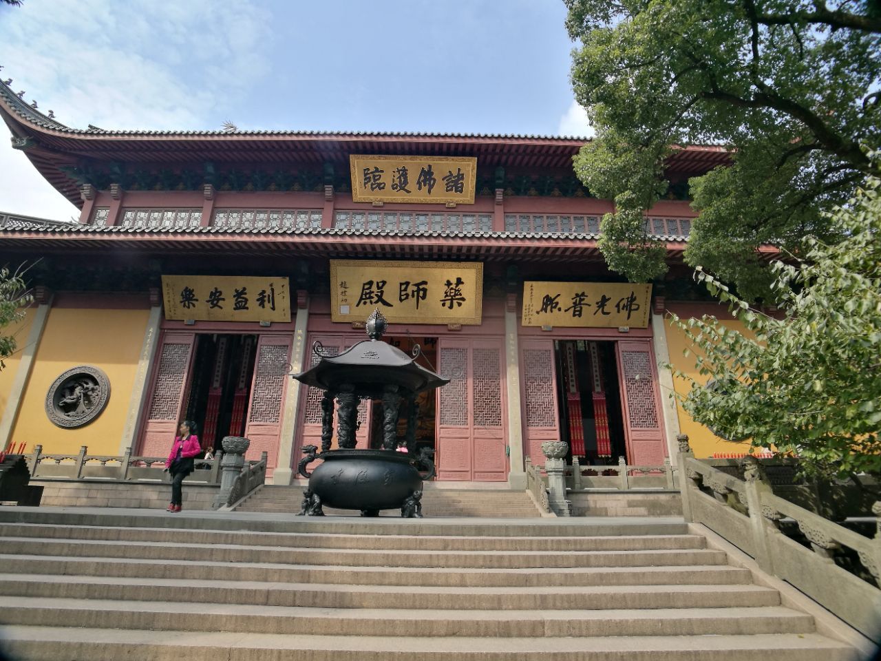 从小就知道杭州有个灵隐寺这次专程来此游览