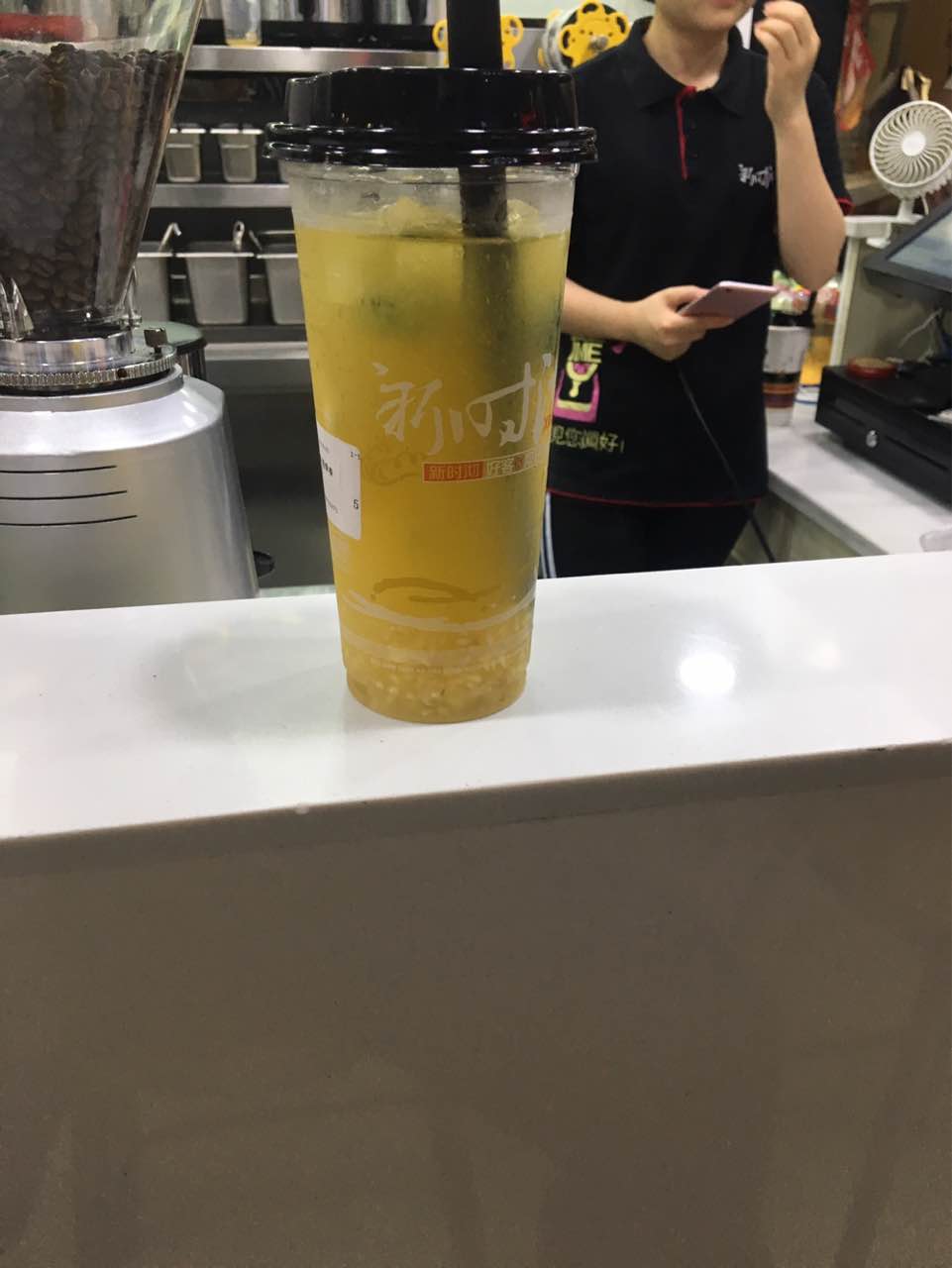 炒鸡,超喜欢喝他们家的奶茶.每天下班都会过来喝一杯