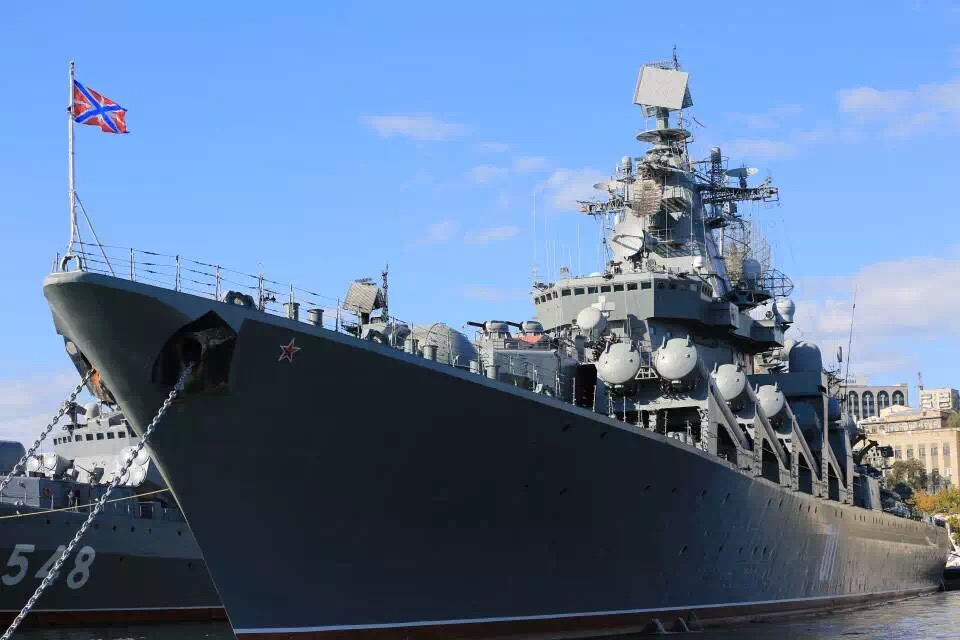 港口内不光有货船,还能看见停靠着俄罗斯太平洋舰队的军舰~导弹巡洋舰