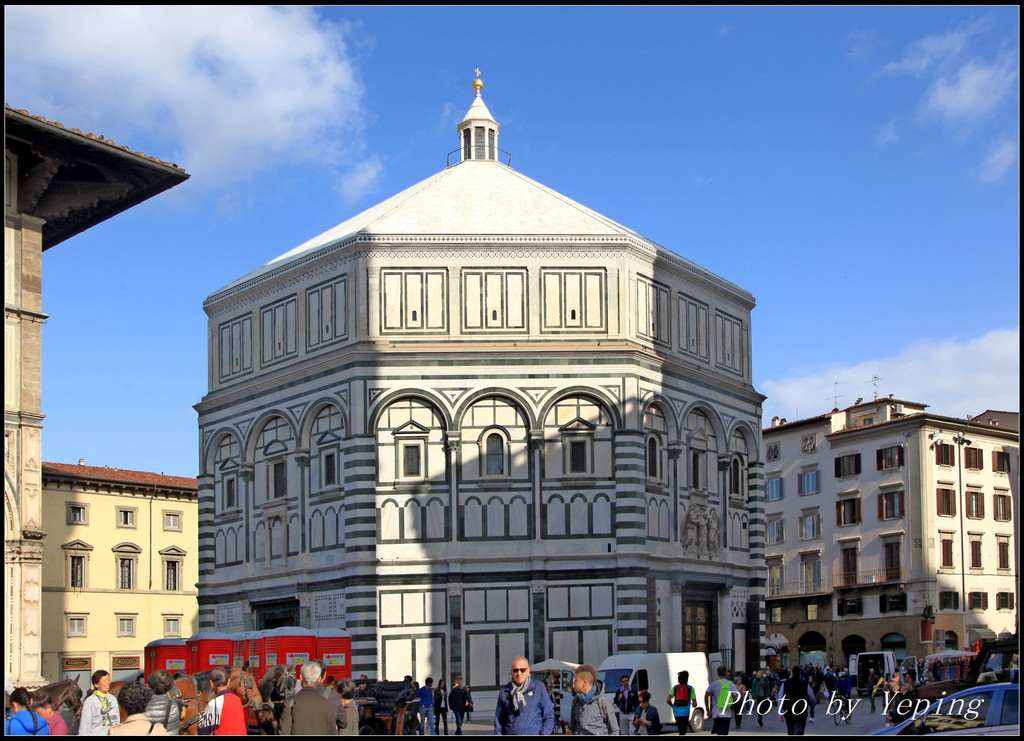 这座白色大理石建造的八角形建筑是圣乔瓦尼洗礼堂(battistero san