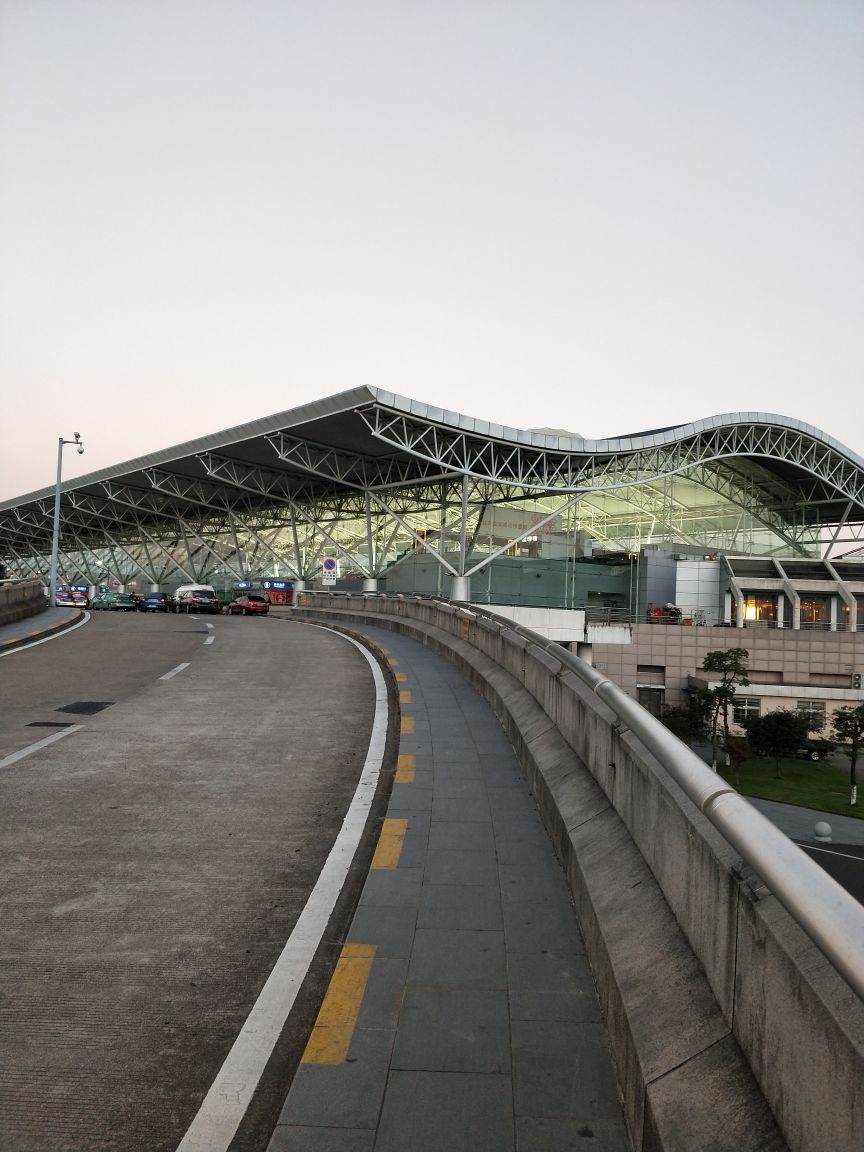 宁波栎社机场 宁波栎社国际机场位于浙东鄞西平原,是国内重要的