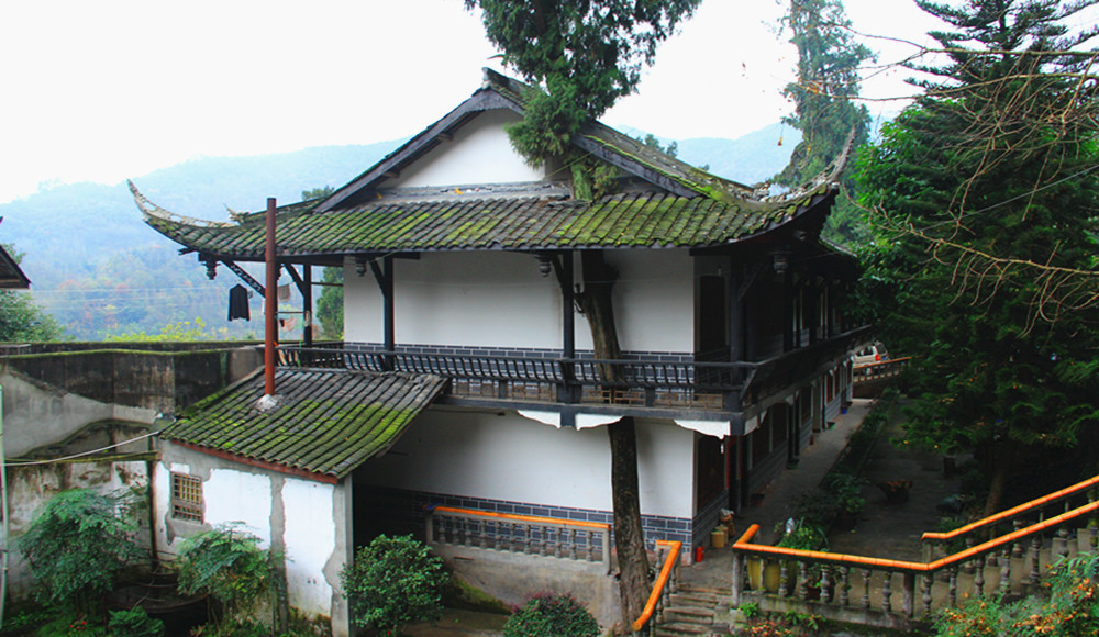 位于四川成都西部大邑县城西北12公里的鹤鸣乡三丰村,属岷山山脉,海拔