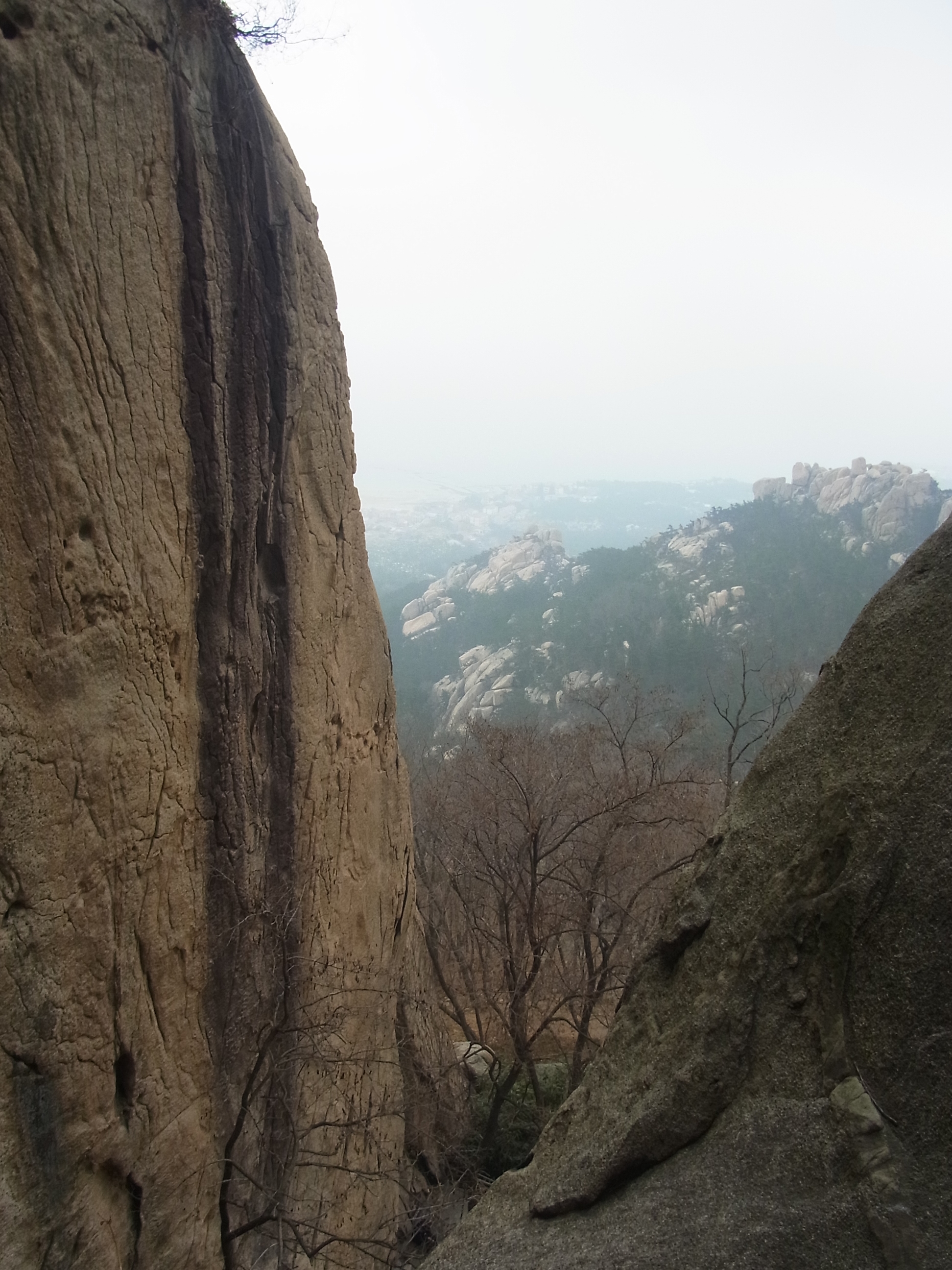 仰口是崂山山海融合最佳的的景区,山上怪石嶙峋,山下碧海金沙,很开阔