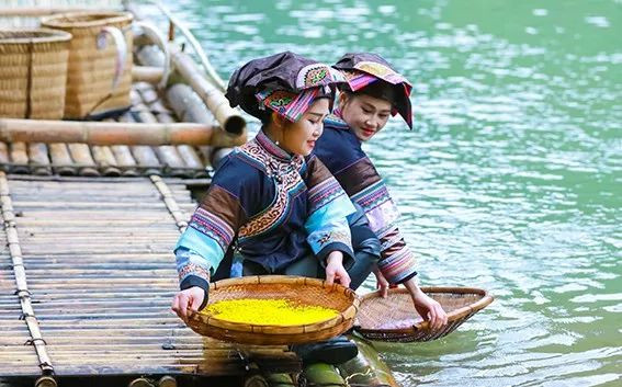 背美女过河、美女漂流,罗平三月三布依族泼水大图脸竹筏图片