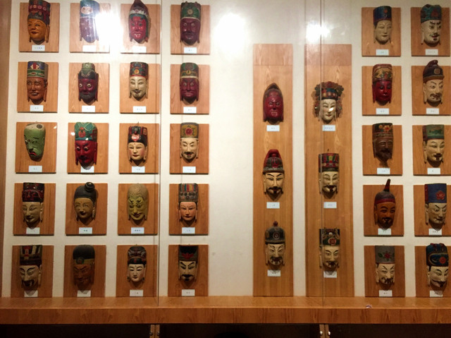 整面墙都是毛南族傩面,不同的身份,不同的面孔.