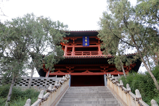 普救寺的寺院建筑主要有钟楼,塔院回廊,大雄宝殿,天王殿,菩萨洞,弥陀