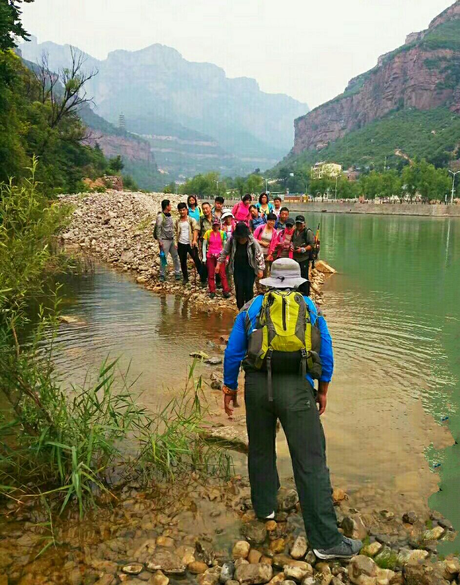 当地人俗称"桃园里沟",因风景秀美,瀑布遍布,故称千瀑沟.