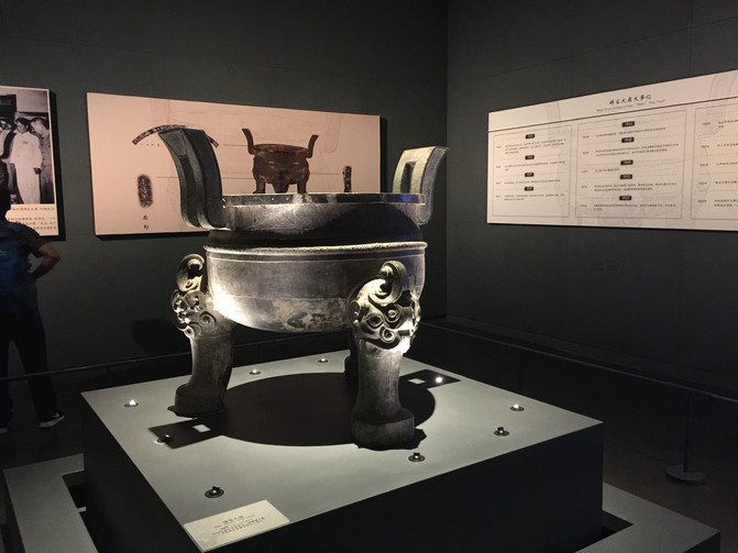 "安徽文明史陈列"展出的文物按照年代顺序排列,八大镇馆之宝里有六件