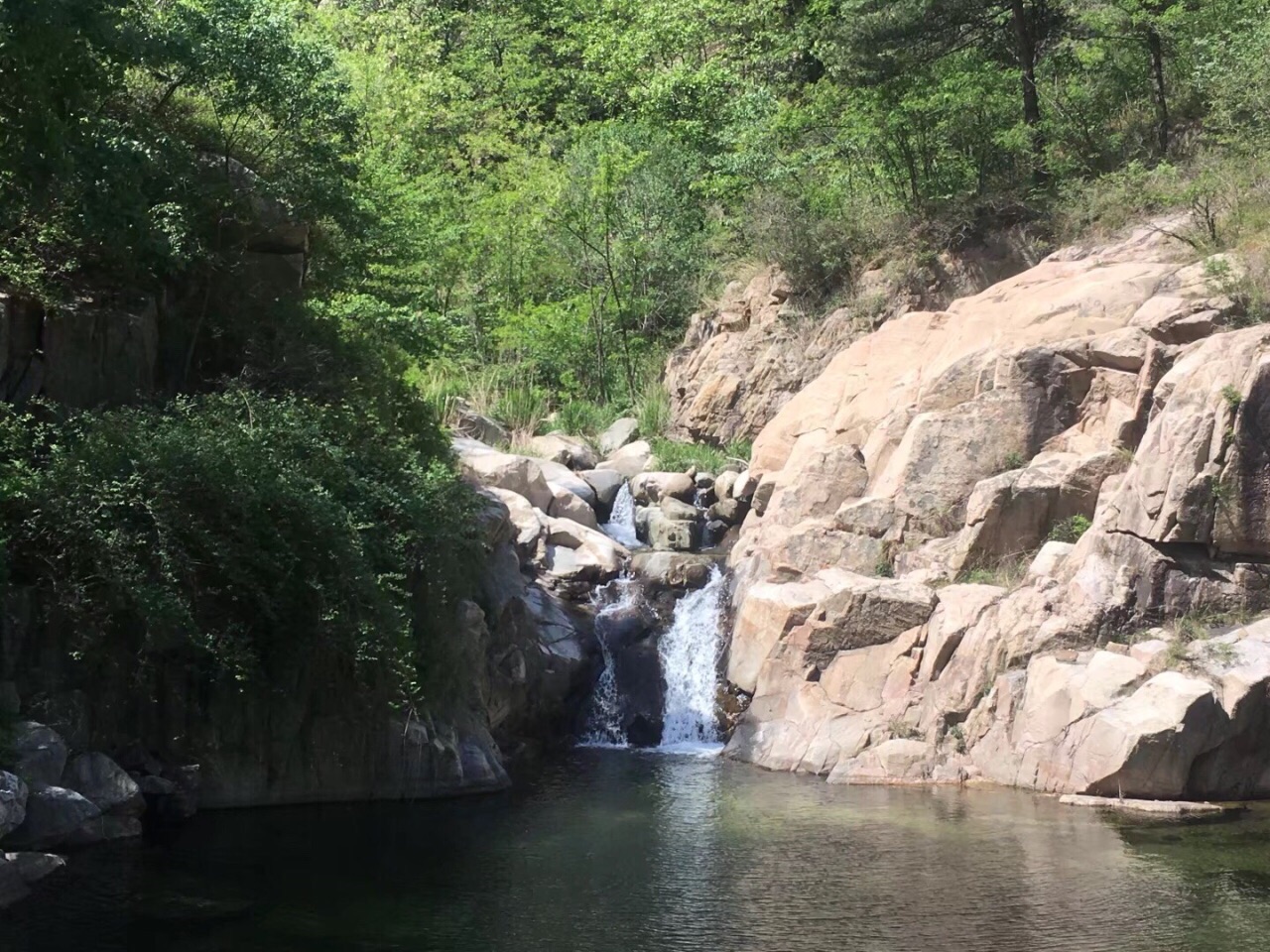 彩石溪景区位于泰山西麓,辖桃花峪,桃花源两个景区,森林覆盖率达85[%