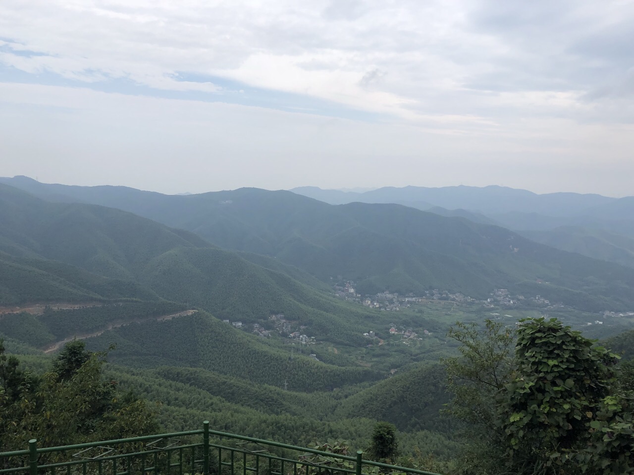 用餐消费还行,人均90左右,但莫干山酒店费用太高,景色与其他山景比也