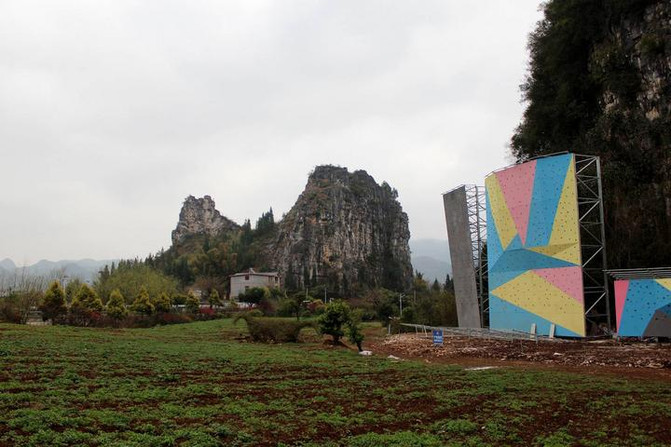 万峰林景区北大门小火车站,休息一会儿,走出景区从外面马路骑回将军桥