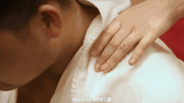 用中草药泡脚除湿气 配上技师小姐姐独到的颈肩按摩手法 此时的大斌