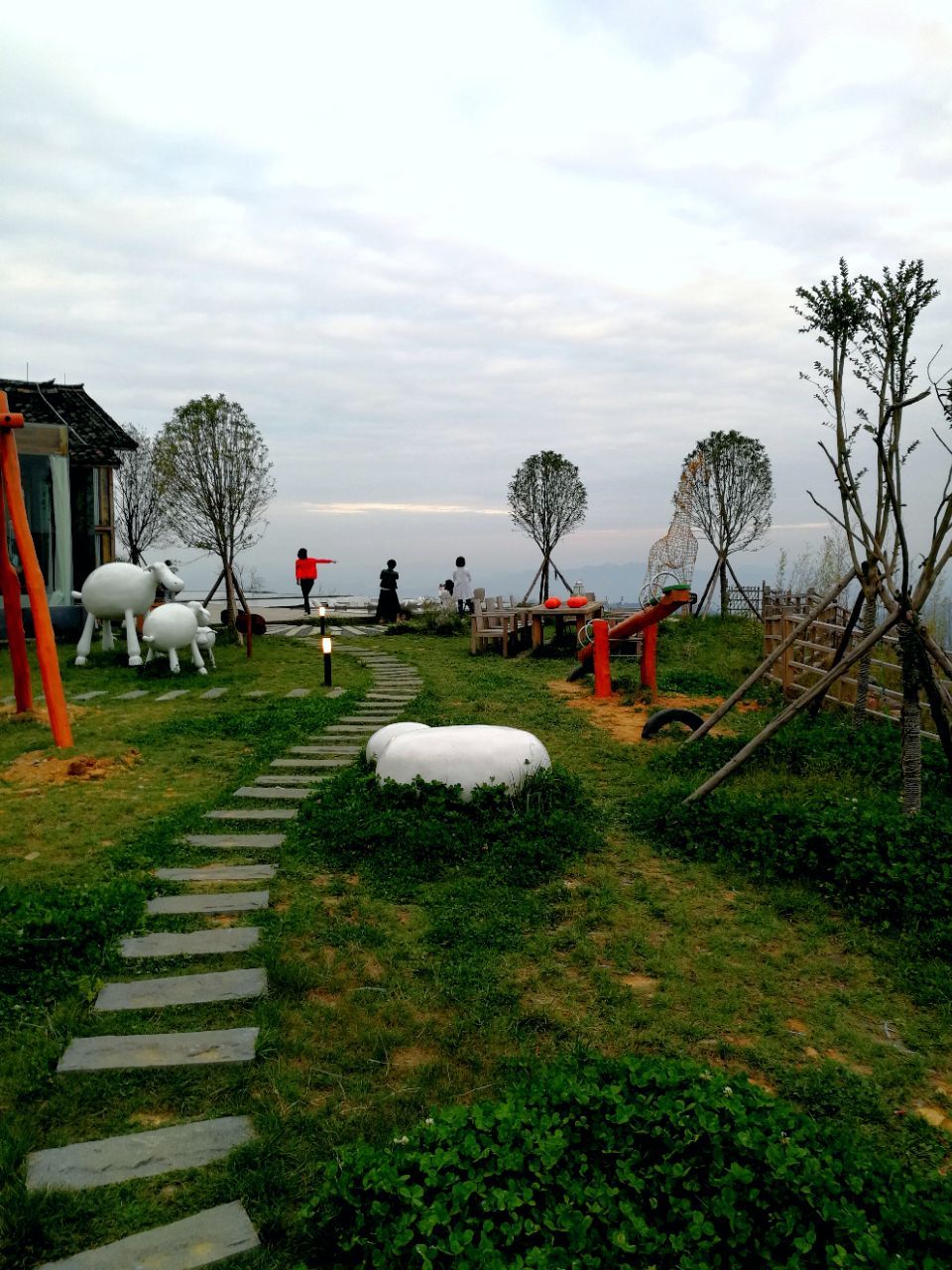 十一同学聚会,定在净心谷景区内的朴语山居.