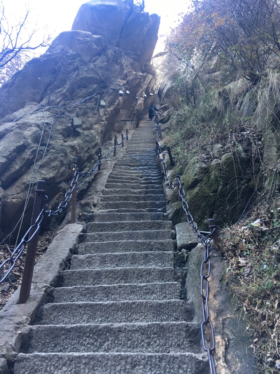 8:08达到华山北站,早上9点从玉泉院开始登山,两个半小时到北峰顶,13