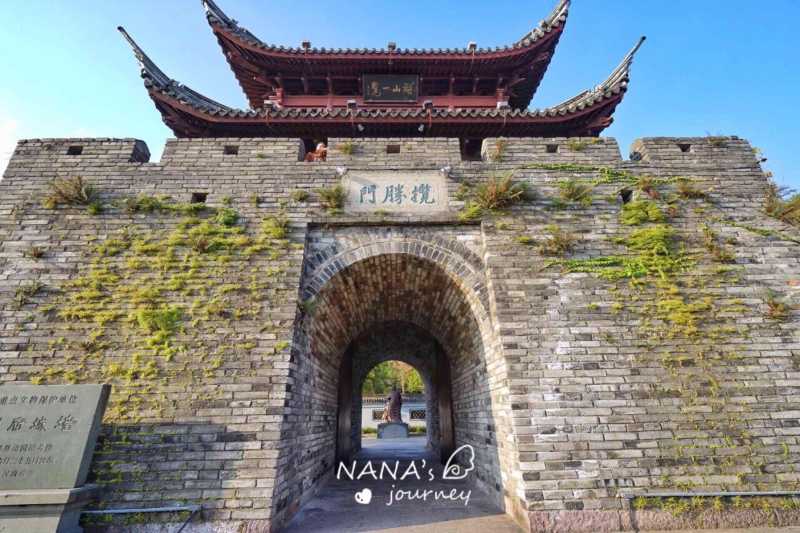 航拍浙江台州府城一座保留城墙的千年古城