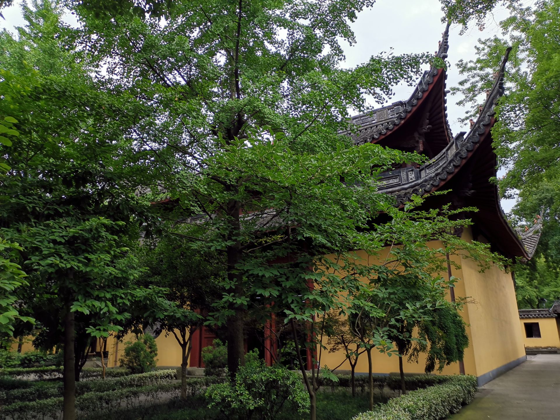 公园依江寺而建,江寺是南朝齐建元二年(公元480年)江淹子昭玄舍宅建寺