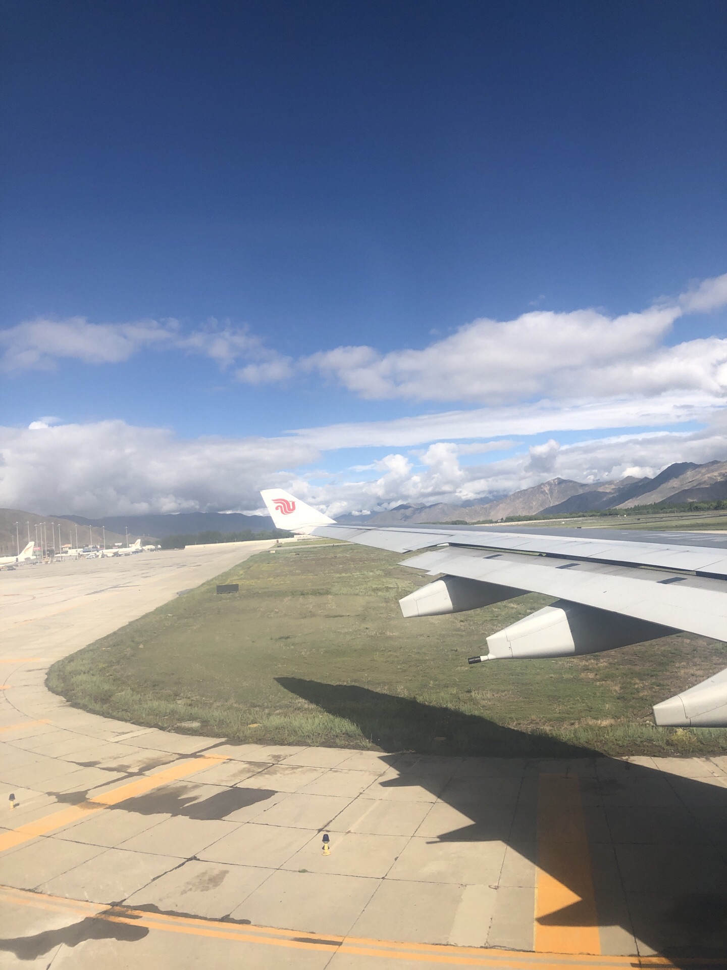 一般习惯叫拉萨机场机场位于西藏自治区山南地区贡嘎县高原机场飞机