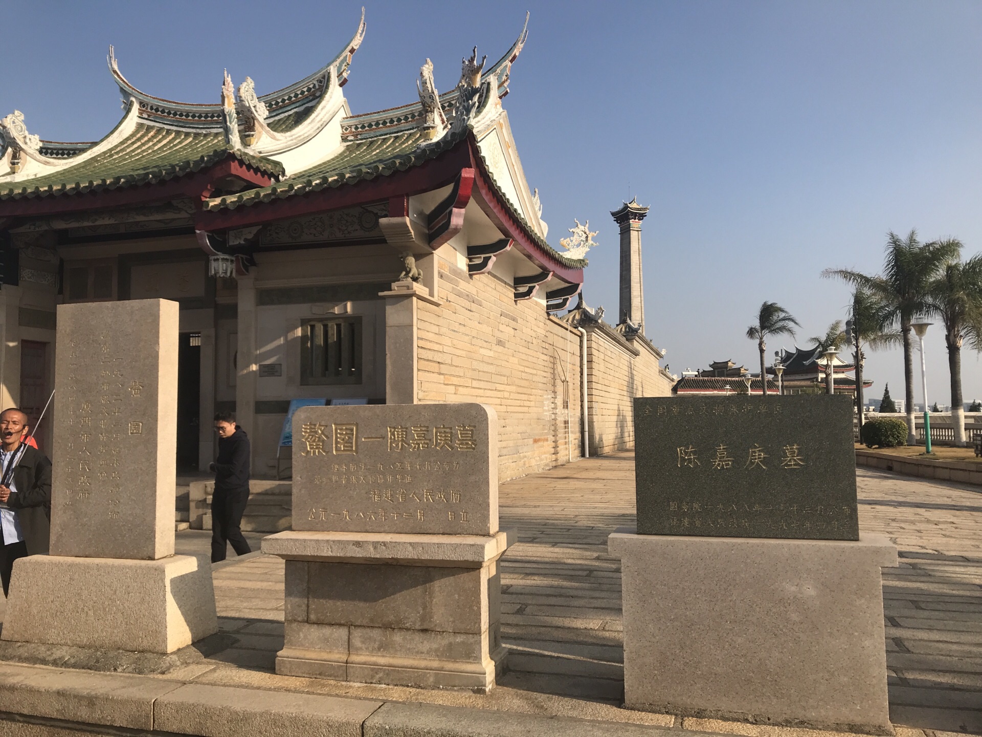 鳌园是陈嘉庚幕园,就在陈嘉庚公园景区内,面朝大海.