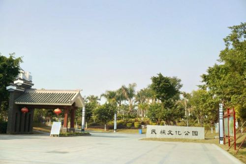 东龙镇民族文化广场
